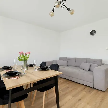 Waska Bright With Balcony By Renters Apartman